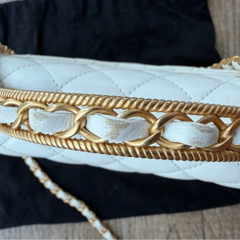 CHANEL Quilted White Shoulder Bag with Gold Hardware - Picture 4 of 16